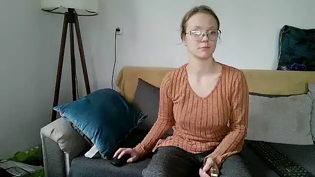 Snapshot of little-leni chatting on 12.15.25 little-leni online show from 12.15.25