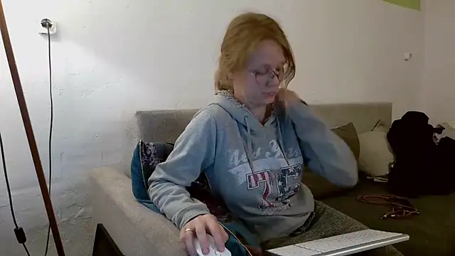 Snapshot of little-leni chatting on 05.02.26 little-leni online show from 05.02.26