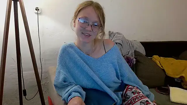 Snapshot of little-leni chatting on 05.29.26 little-leni online show from 05.29.26