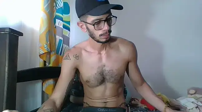 Snapshot of alisterxxx chatting on 01.14.25 alisterxxx online show from 01.14.25