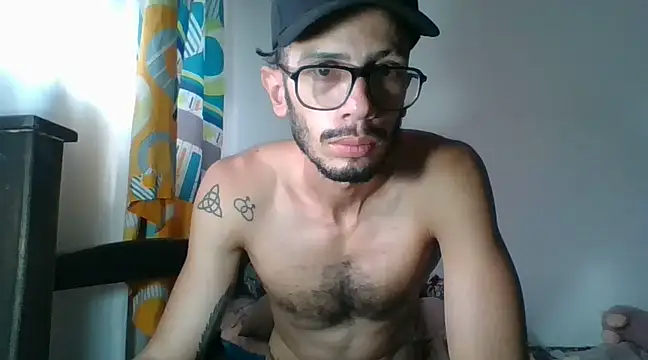 Snapshot of alisterxxx chatting on 01.14.25 alisterxxx online show from 01.14.25