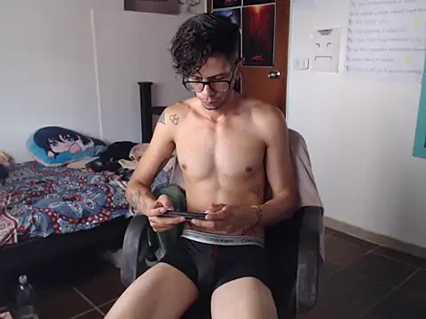 Snapshot of alisterxxx chatting on 01.24.25 alisterxxx online show from 01.24.25