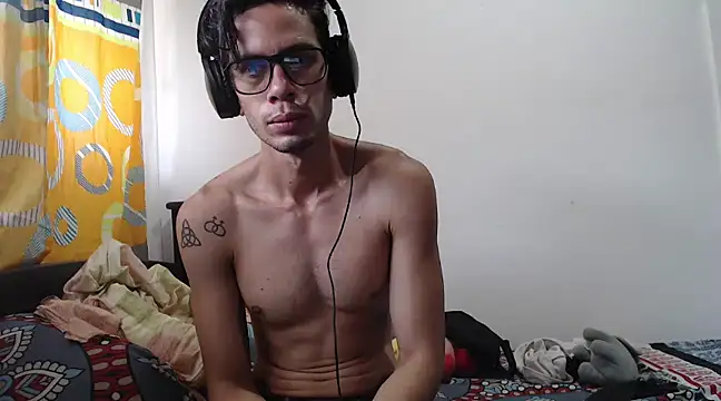 Snapshot of alisterxxx chatting on 02.01.25 alisterxxx online show from 02.01.25