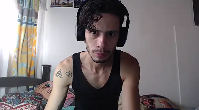 Snapshot of alisterxxx chatting on 02.14.25 alisterxxx online show from 02.14.25