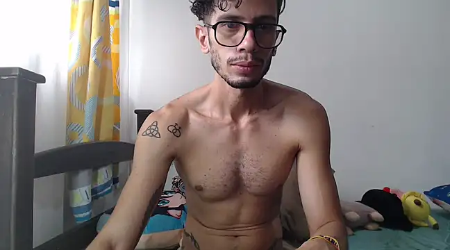 Snapshot of alisterxxx chatting on 02.17.25 alisterxxx online show from 02.17.25