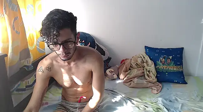 Snapshot of alisterxxx chatting on 02.18.25 alisterxxx online show from 02.18.25