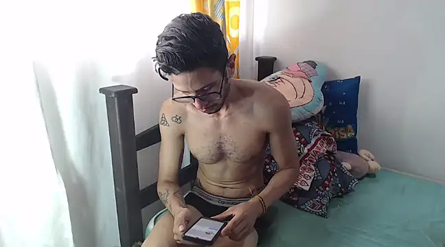 Snapshot of alisterxxx chatting on 03.03.25 alisterxxx online show from 03.03.25