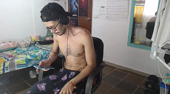 Snapshot of alisterxxx chatting on 03.18.25 alisterxxx online show from 03.18.25