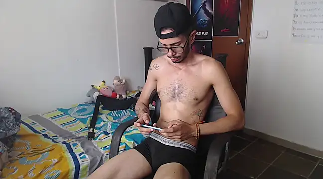 Snapshot of alisterxxx chatting on 03.20.25 alisterxxx online show from 03.20.25