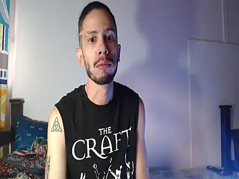 Snapshot of alisterxxx chatting on 10.15.25 alisterxxx online show from 10.15.25