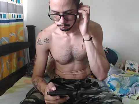 Snapshot of alisterxxx chatting on 10.24.25 alisterxxx online show from 10.24.25