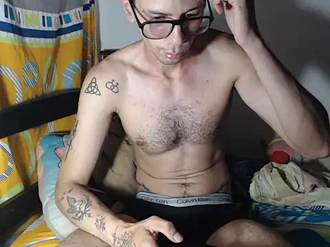 Snapshot of alisterxxx chatting on 11.24.25 alisterxxx online show from 11.24.25