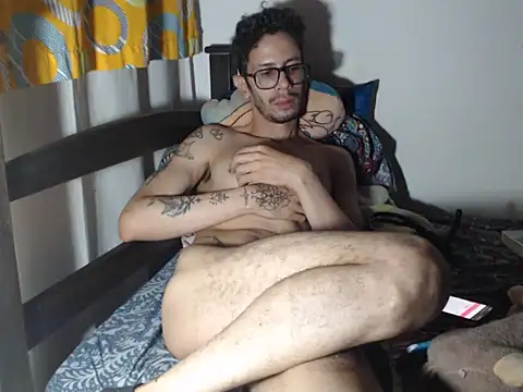 Snapshot of alisterxxx chatting on 07.10.26 alisterxxx online show from 07.10.26