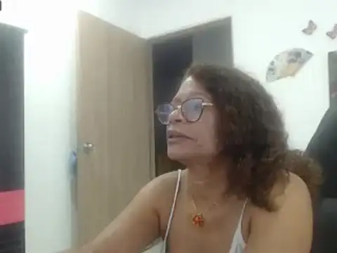 Snapshot of BustyMilf_ chatting on 03.06.25 BustyMilf online show from 03.06.25