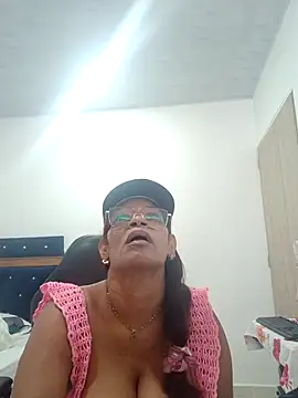 Snapshot of BustyMilf_ chatting on 10.12.25 BustyMilf online show from 10.12.25