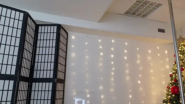 girl nextd00r online show from 12.30.24