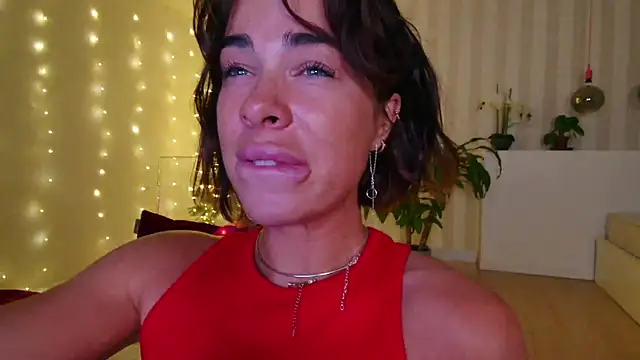 girl nextd00r online show from 01.16.25