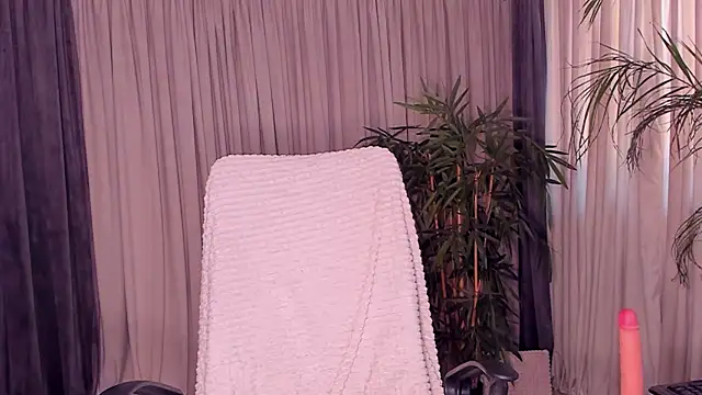 Snapshot of daisyd001 chatting on 02.12.25 daisyd001 online show from 02.12.25