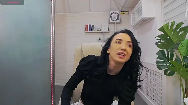 Snapshot of GlamKate chatting on 03.02.25 GlamKate online show from 03.02.25