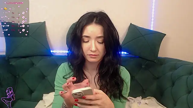 Snapshot of GlamKate chatting on 03.05.25 GlamKate online show from 03.05.25