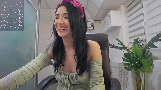 Snapshot of GlamKate chatting on 03.10.25 GlamKate online show from 03.10.25