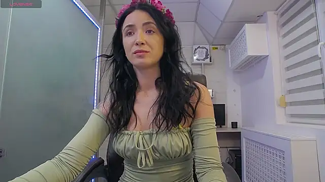 Snapshot of GlamKate chatting on 03.11.25 GlamKate online show from 03.11.25