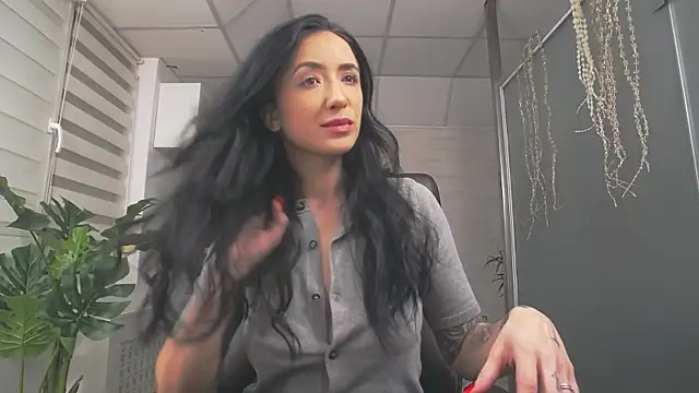 Snapshot of GlamKate chatting on 12.15.25 GlamKate online show from 12.15.25