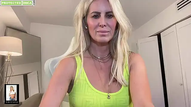 Snapshot of JordynGrange chatting on 10.01.25 JordynGrange online show from 10.01.25