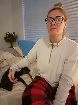 Snapshot of HollyTattoo chatting on 12.08.24 HollyTattoo online show from 12.08.24