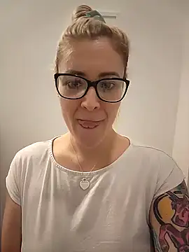 Snapshot of HollyTattoo chatting on 01.14.25 HollyTattoo online show from 01.14.25