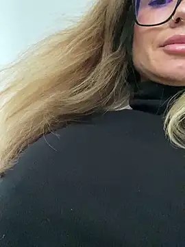 Snapshot of Etwas_neugierig chatting on 12.17.24 Etwas neugierig online show from 12.17.24