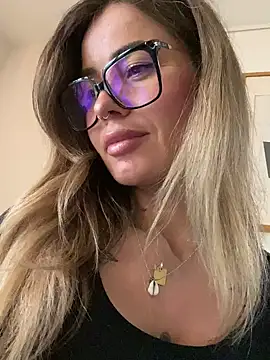 Snapshot of Etwas_neugierig chatting on 12.19.24 Etwas neugierig online show from 12.19.24