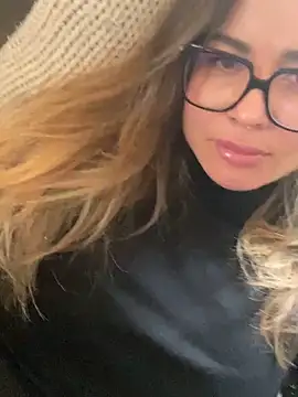 Snapshot of Etwas_neugierig chatting on 12.30.24 Etwas neugierig online show from 12.30.24