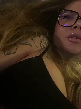 Snapshot of Etwas_neugierig chatting on 12.30.24 Etwas neugierig online show from 12.30.24