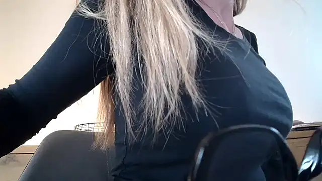 Snapshot of Etwas_neugierig chatting on 01.08.25 Etwas neugierig online show from 01.08.25