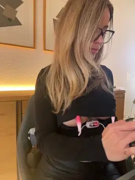 Snapshot of Etwas_neugierig chatting on 01.15.25 Etwas neugierig online show from 01.15.25