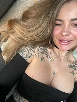 Snapshot of Etwas_neugierig chatting on 02.14.25 Etwas neugierig online show from 02.14.25