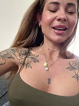 Snapshot of Etwas_neugierig chatting on 03.08.25 Etwas neugierig online show from 03.08.25