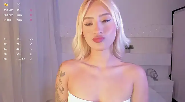 Snapshot of AshleyRoys chatting on 12.24.24 AshleyRoys online show from 12.24.24