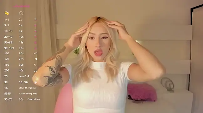 Snapshot of AshleyRoys chatting on 01.14.25 AshleyRoys online show from 01.14.25