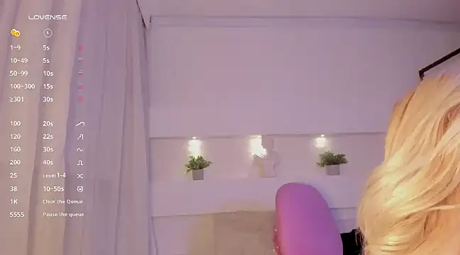 Snapshot of AshleyRoys chatting on 02.04.25 AshleyRoys online show from 02.04.25