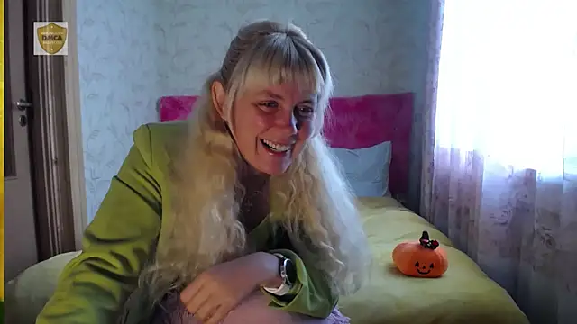 Snapshot of SunnySylvia chatting on 11.01.25 SunnySylvia online show from 11.01.25