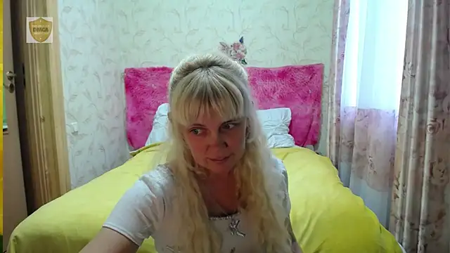 Snapshot of SunnySylvia chatting on 11.07.25 SunnySylvia online show from 11.07.25