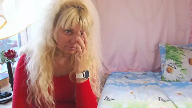 Snapshot of SunnySylvia chatting on 11.17.25 SunnySylvia online show from 11.17.25