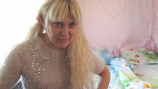 Snapshot of SunnySylvia chatting on 11.22.25 SunnySylvia online show from 11.22.25