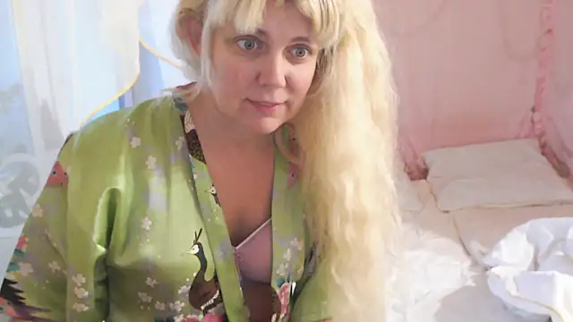 Snapshot of SunnySylvia chatting on 11.27.25 SunnySylvia online show from 11.27.25