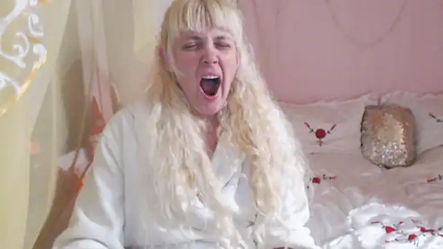 Snapshot of SunnySylvia chatting on 11.27.25 SunnySylvia online show from 11.27.25