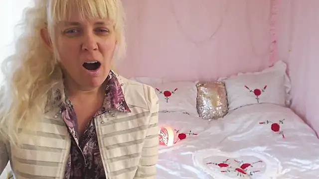 Snapshot of SunnySylvia chatting on 11.28.25 SunnySylvia online show from 11.28.25