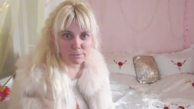 Snapshot of SunnySylvia chatting on 11.29.25 SunnySylvia online show from 11.29.25