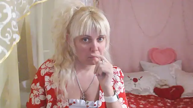 Snapshot of SunnySylvia chatting on 12.15.25 SunnySylvia online show from 12.15.25